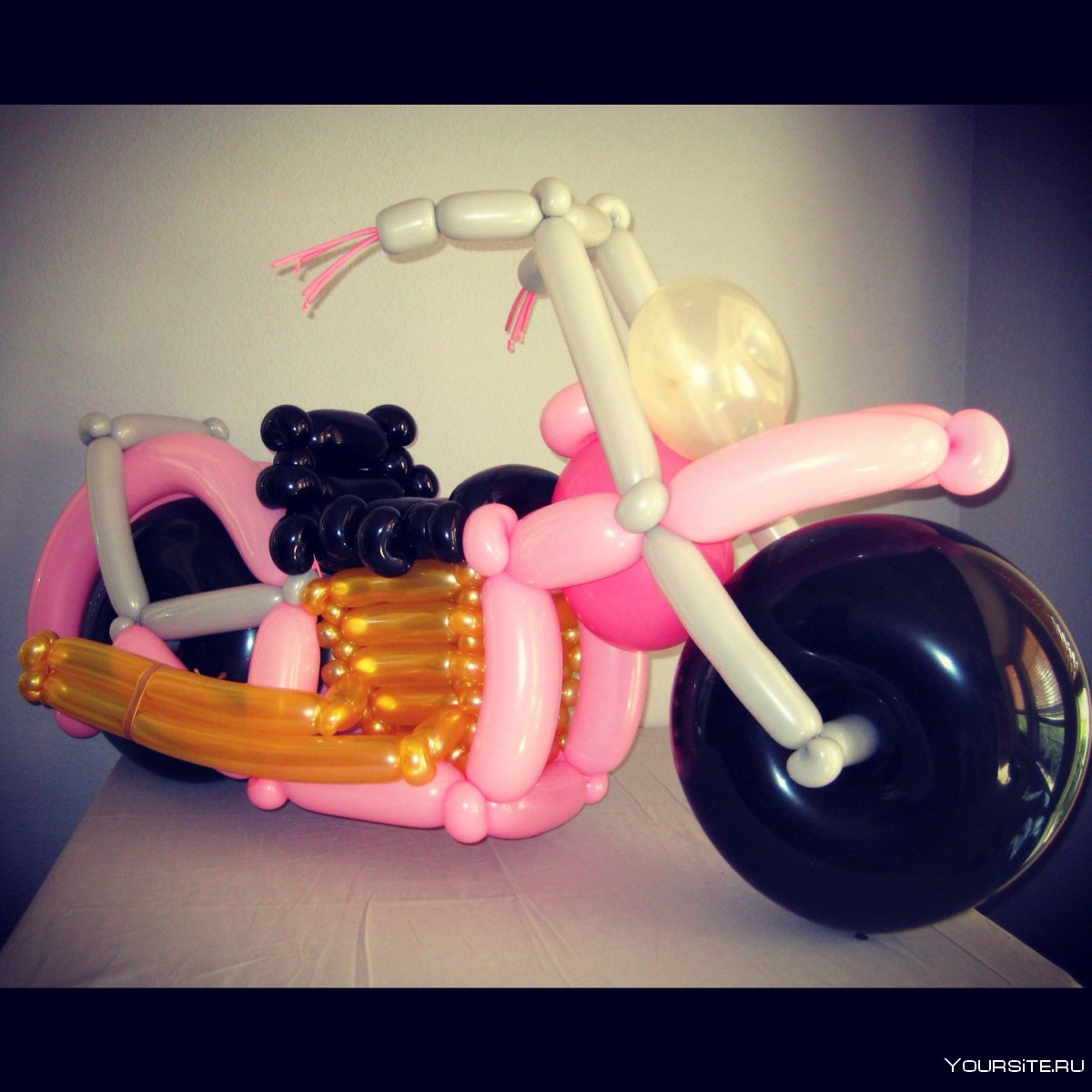 Мотоцикл из надувных шариков