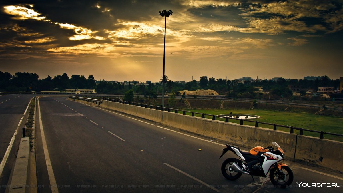 Мотоциклист на дороге