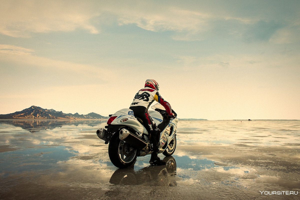 Пейзаж с мотоциклистом