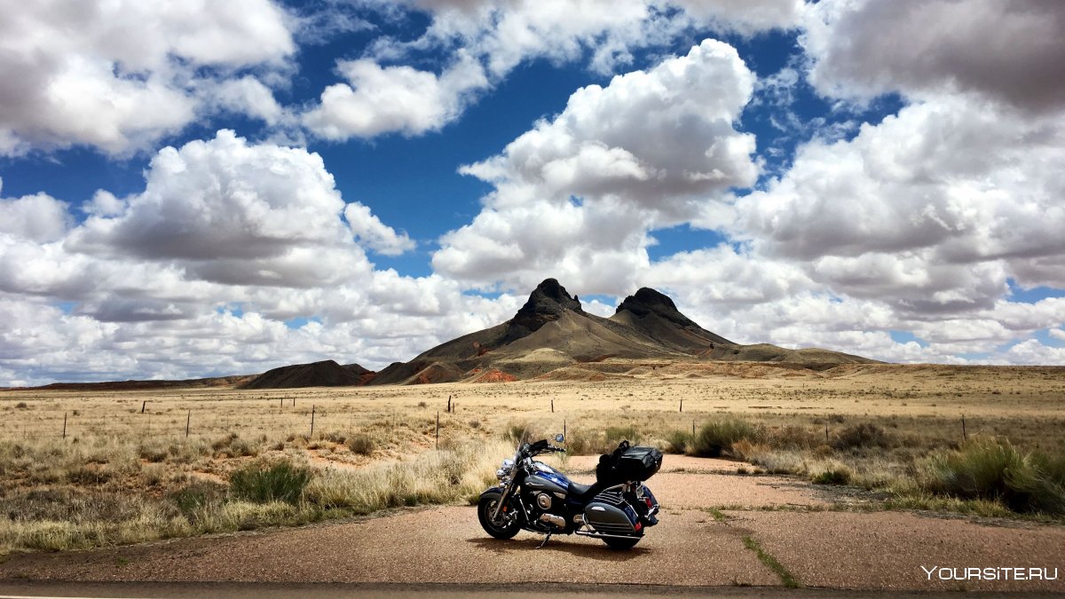 Мотоциклист в пустыне