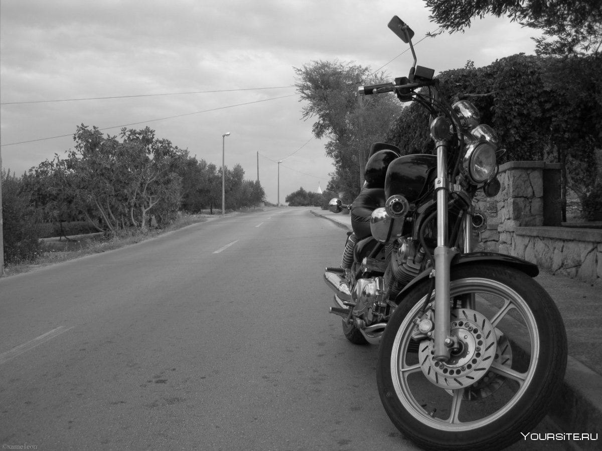 Мотоцикл дорога черно белый