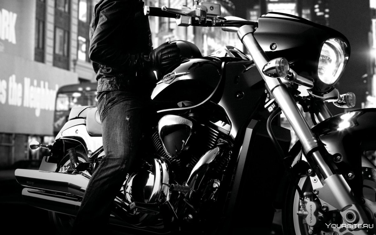 Девушка на черном мотоцикле