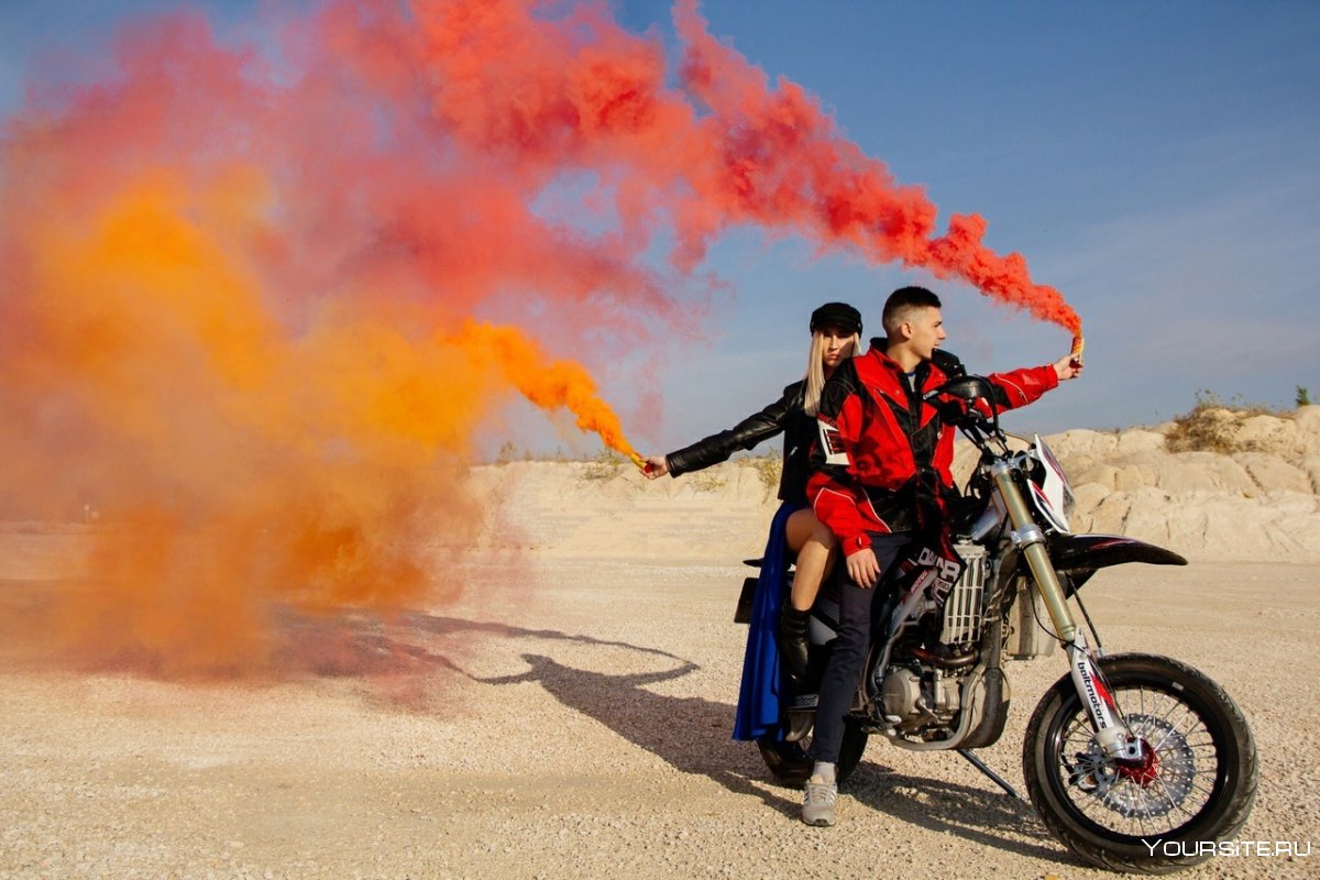 Мотоцикл и дымовые шашки