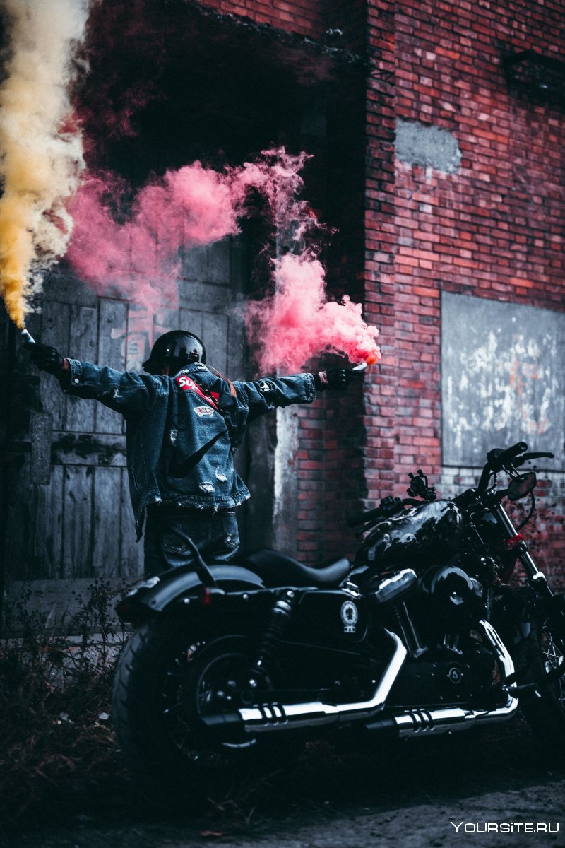 Мотоцикл с дымовыми шашками