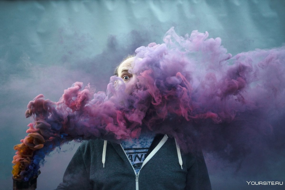 Человек с дымовой шашкой