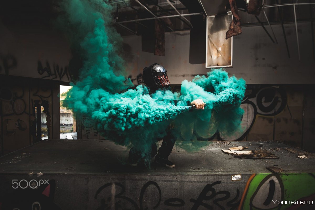 Мужская фотосессия с цветным дымом