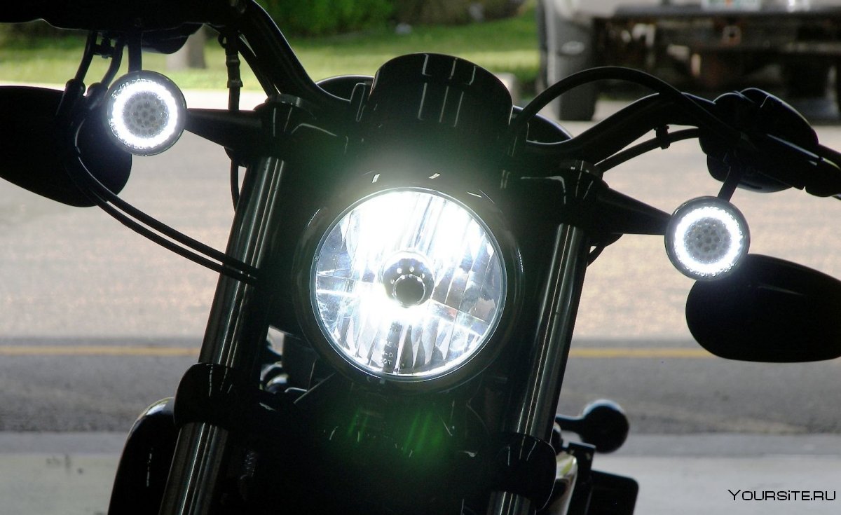 Фары мотоцикла в темноте