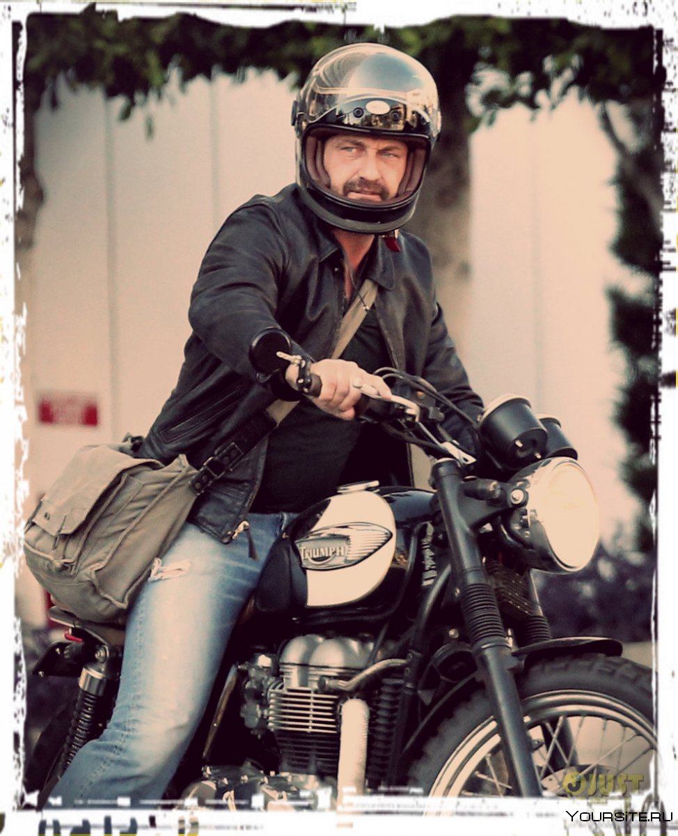 Джерард Батлер на мотоцикле
