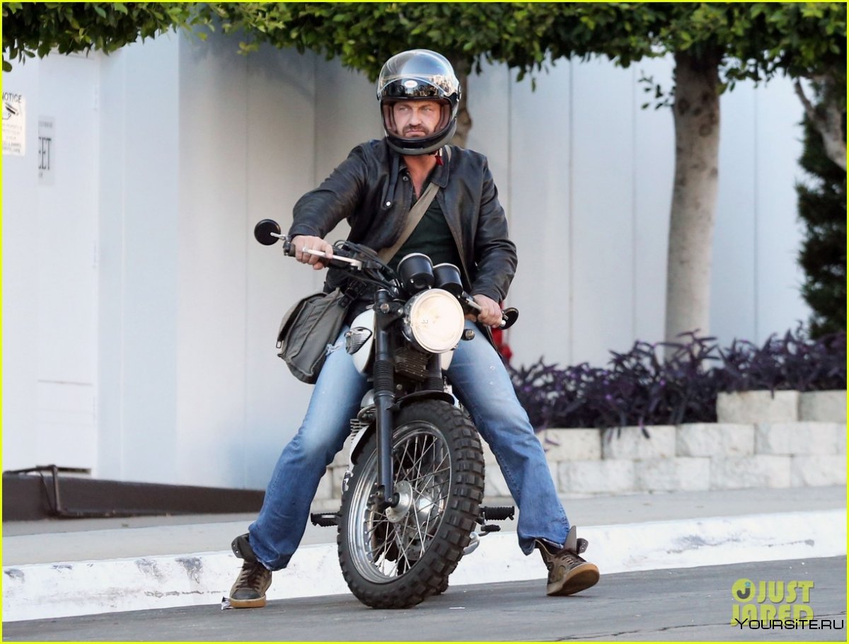 Джерард Батлер на мотоцикле