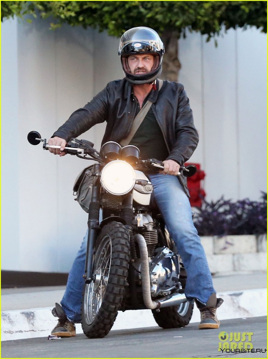 Джерард Батлер фотосессия с мотоциклом