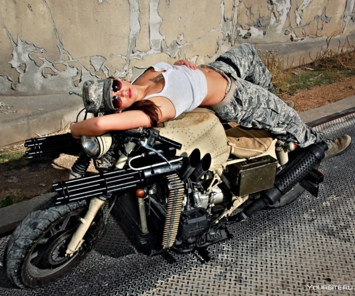 Девушка на военном мотоцикле