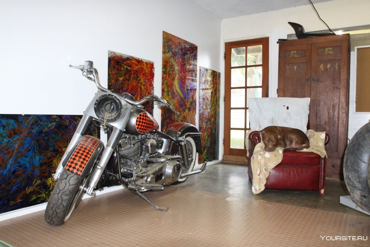 Мотоцикл в интерьере дома