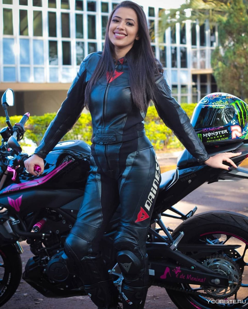 В хиджабе на мотоцикле
