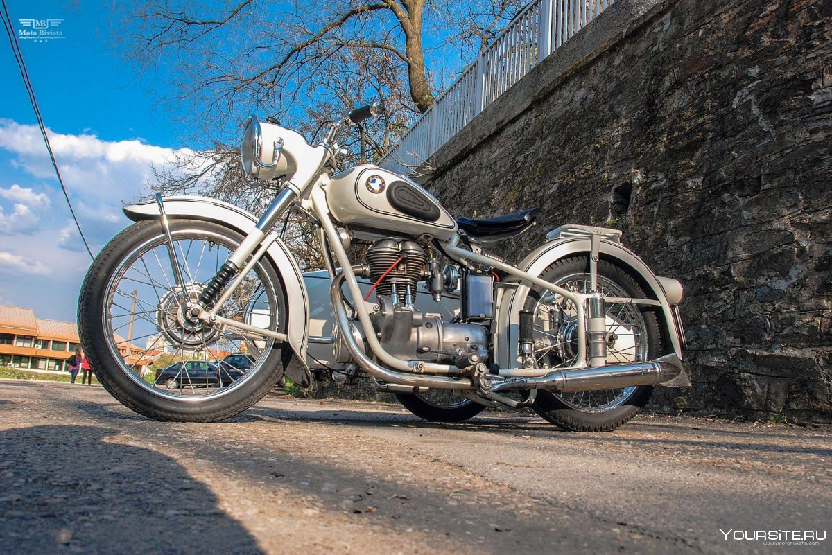 Старый одноцилиндровый мотоцикл