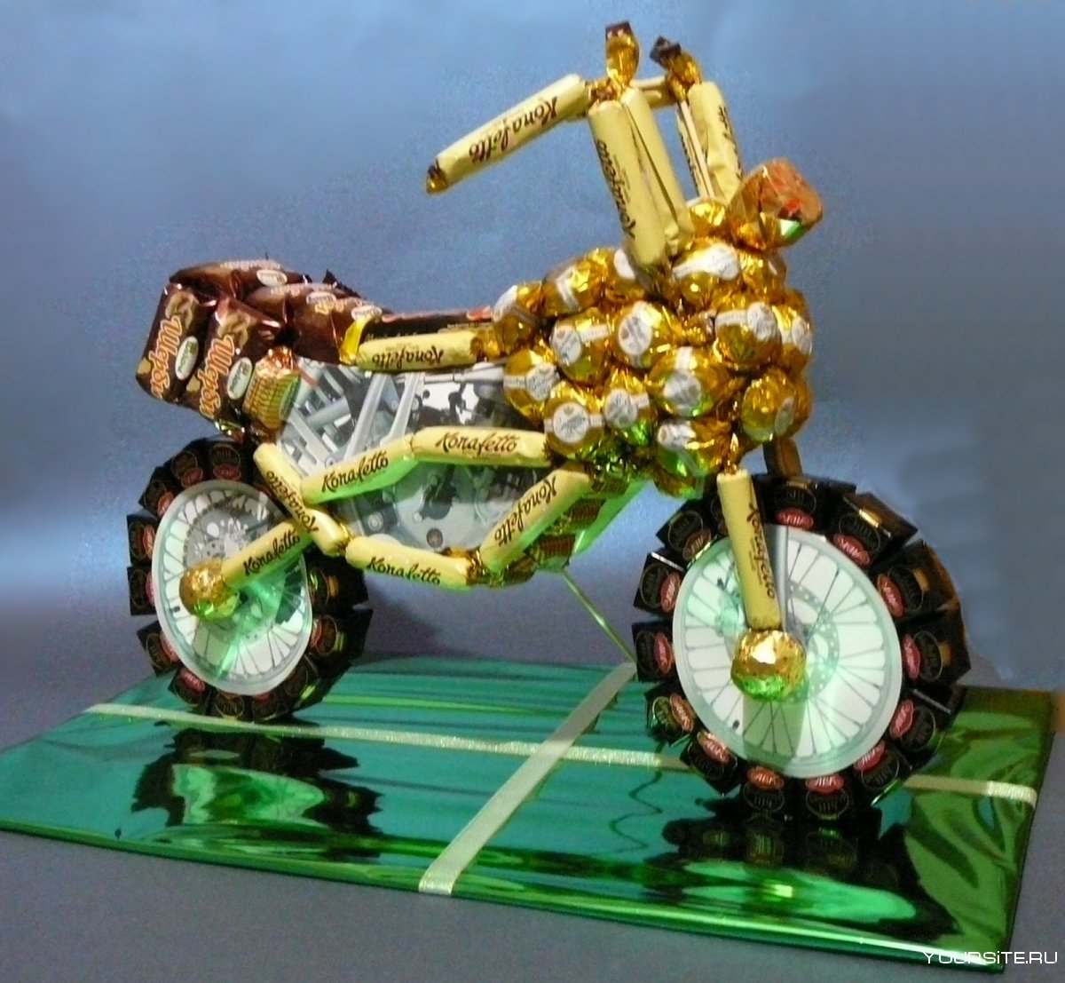 Подарки из конфет мотоцикл