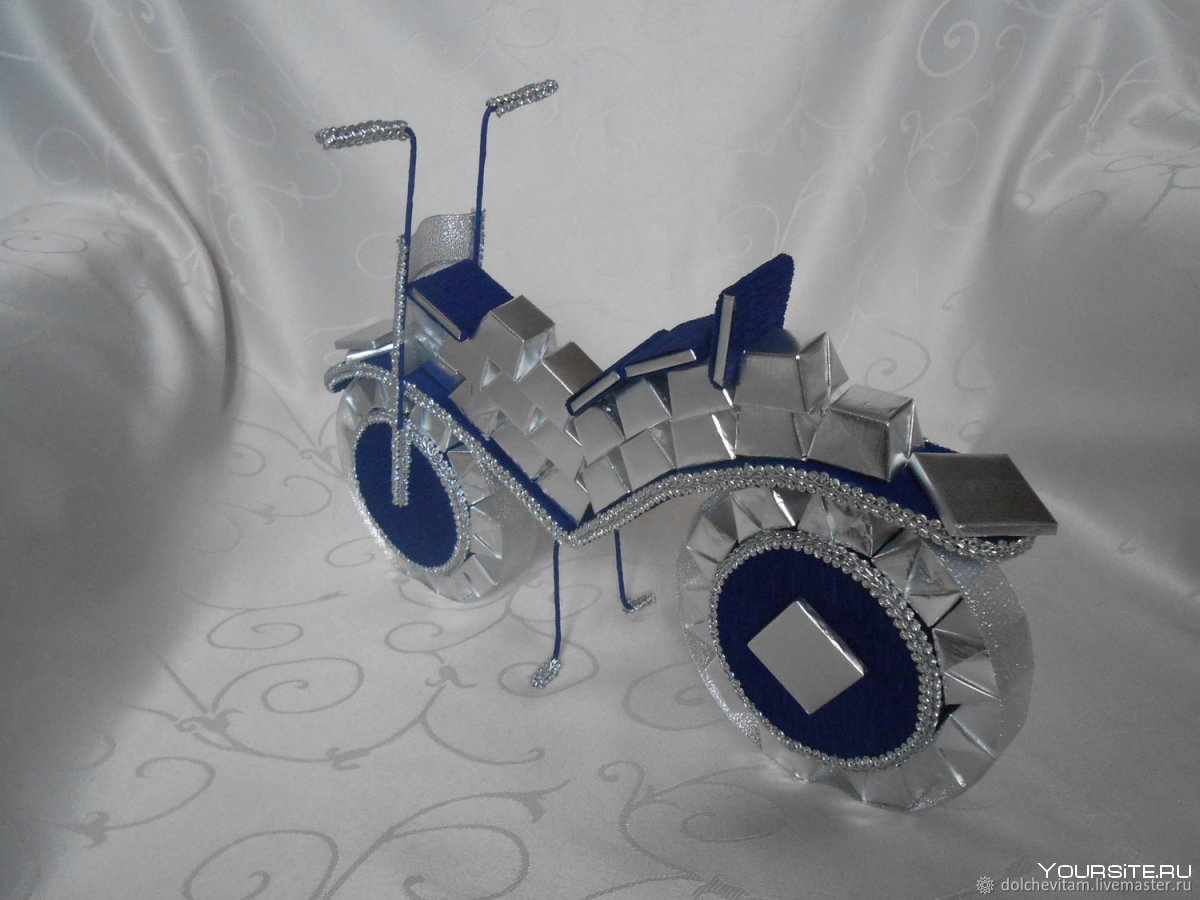Мотоцикл из конфет пошагово