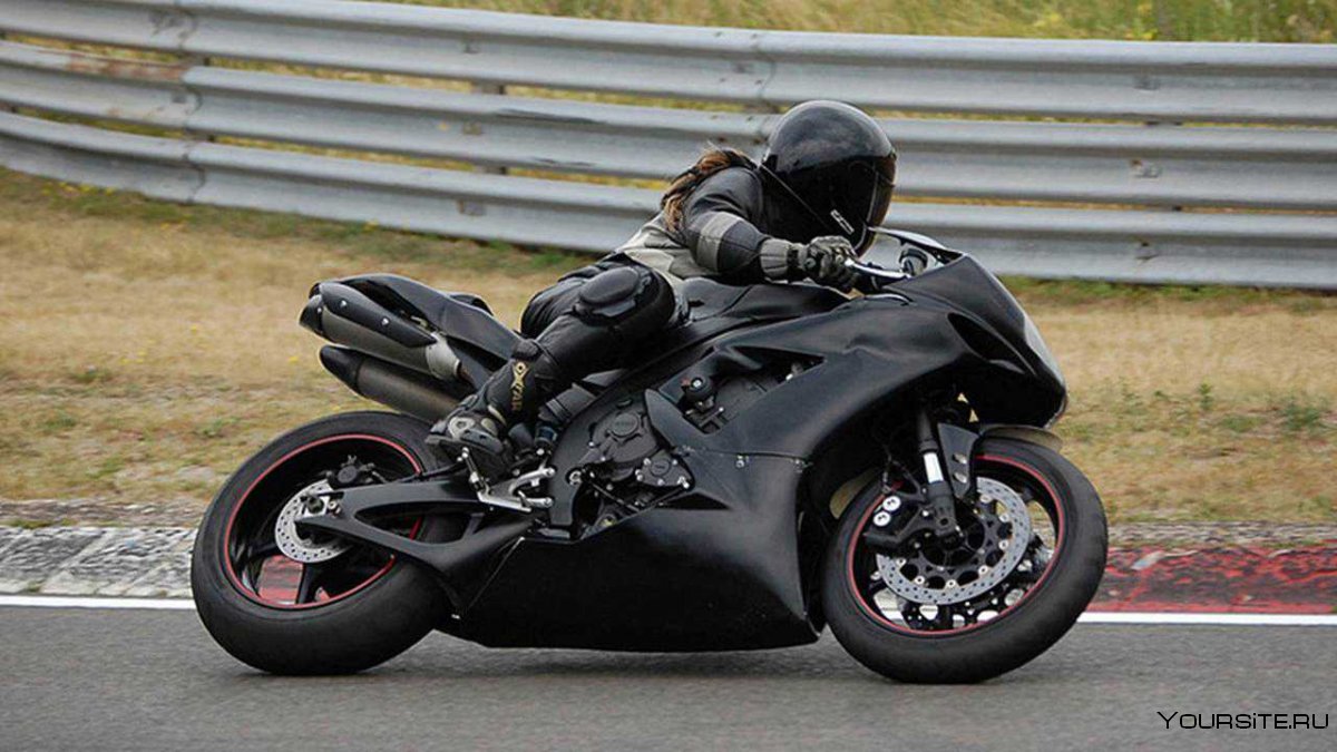 Черный матовый мотоцикл и Райдер