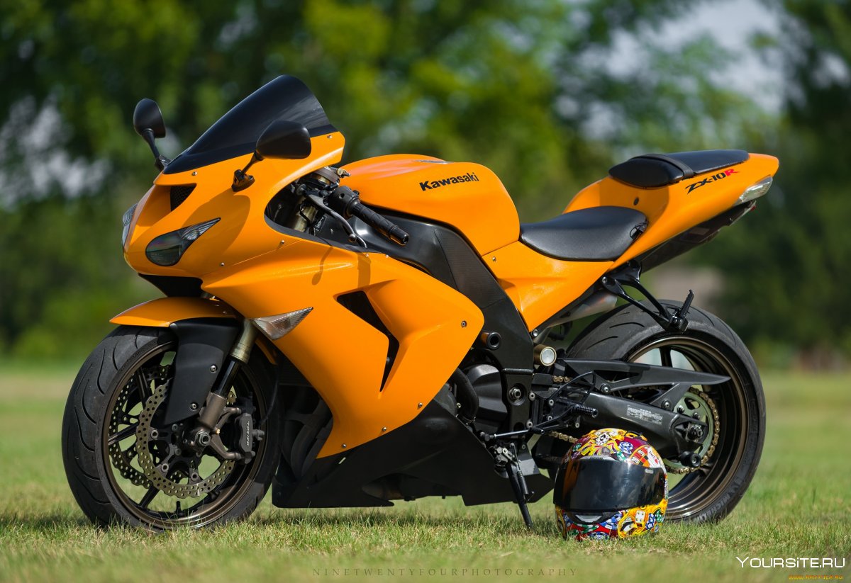 Дорогой оранжевый мотоцикл