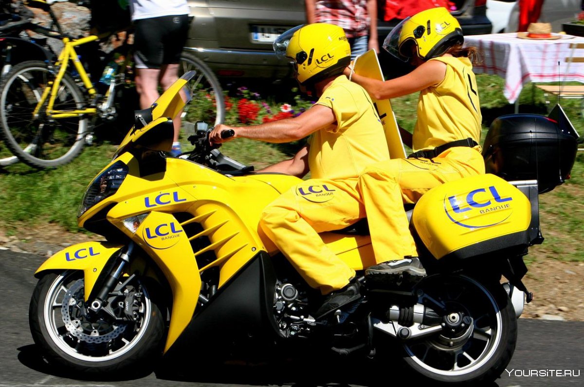 Жёлтый гоночный мотоцикл