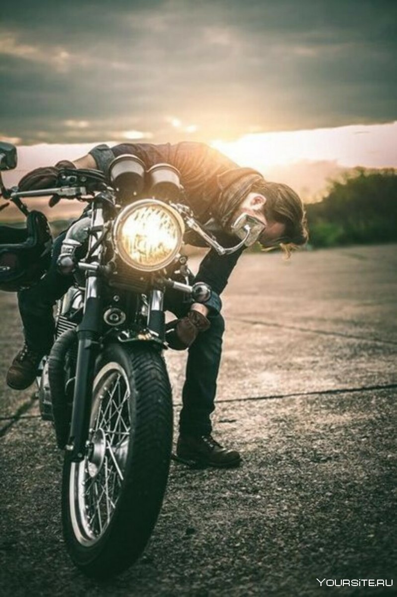 Фотосессия с мотоциклом мужчина