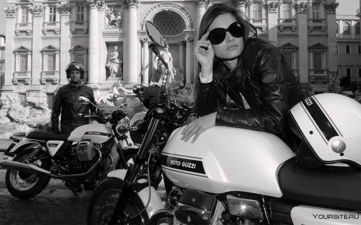 Девушка в мотоциклетных очках