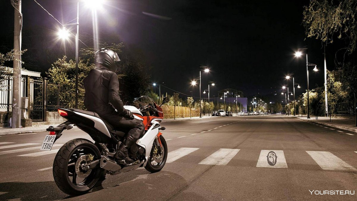 Мотоциклист в городе