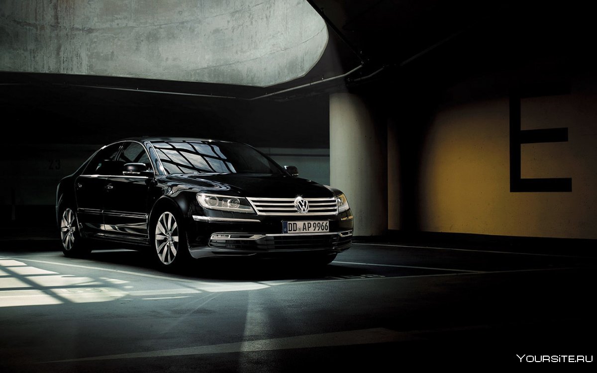 Volkswagen Phaeton на черном фоне