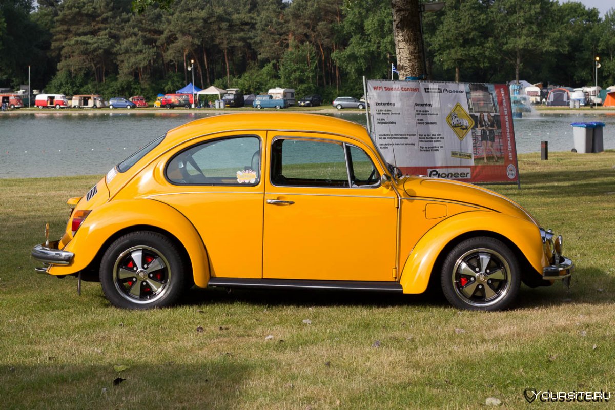 Volkswagen Beetle Жук желтый