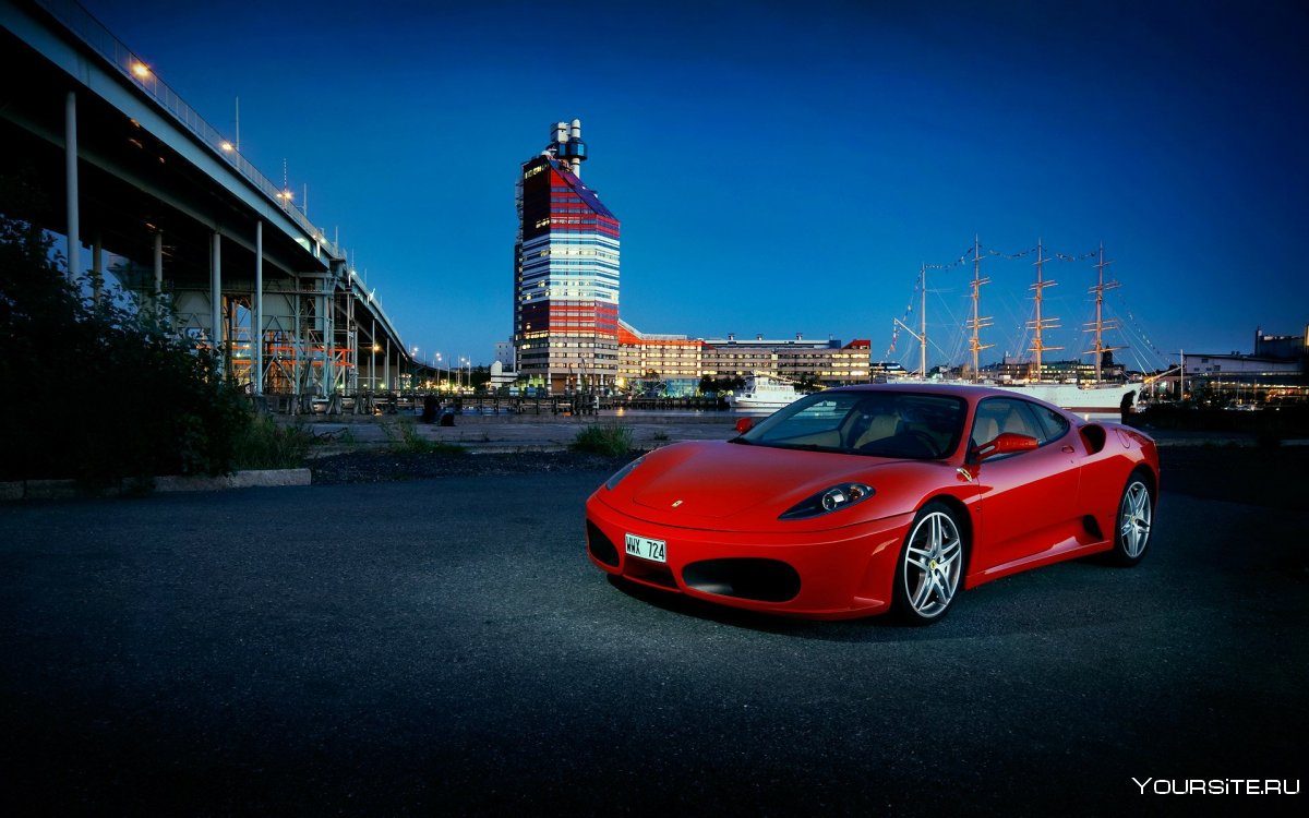 Ferrari f430 на фоне дома