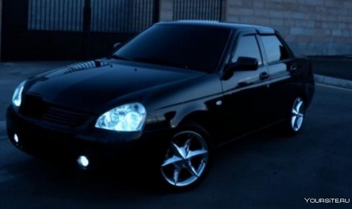 Черная машина Lada Priora