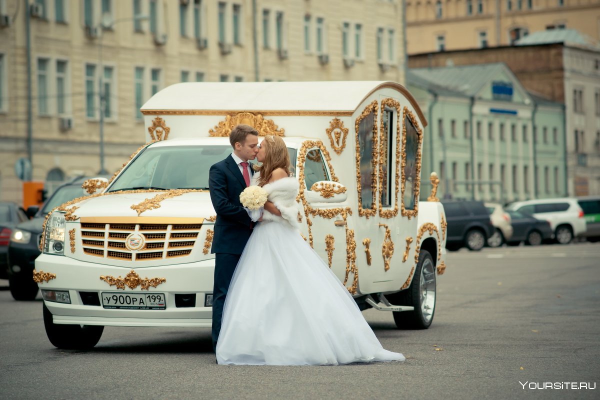 Жених и невеста в лимузине