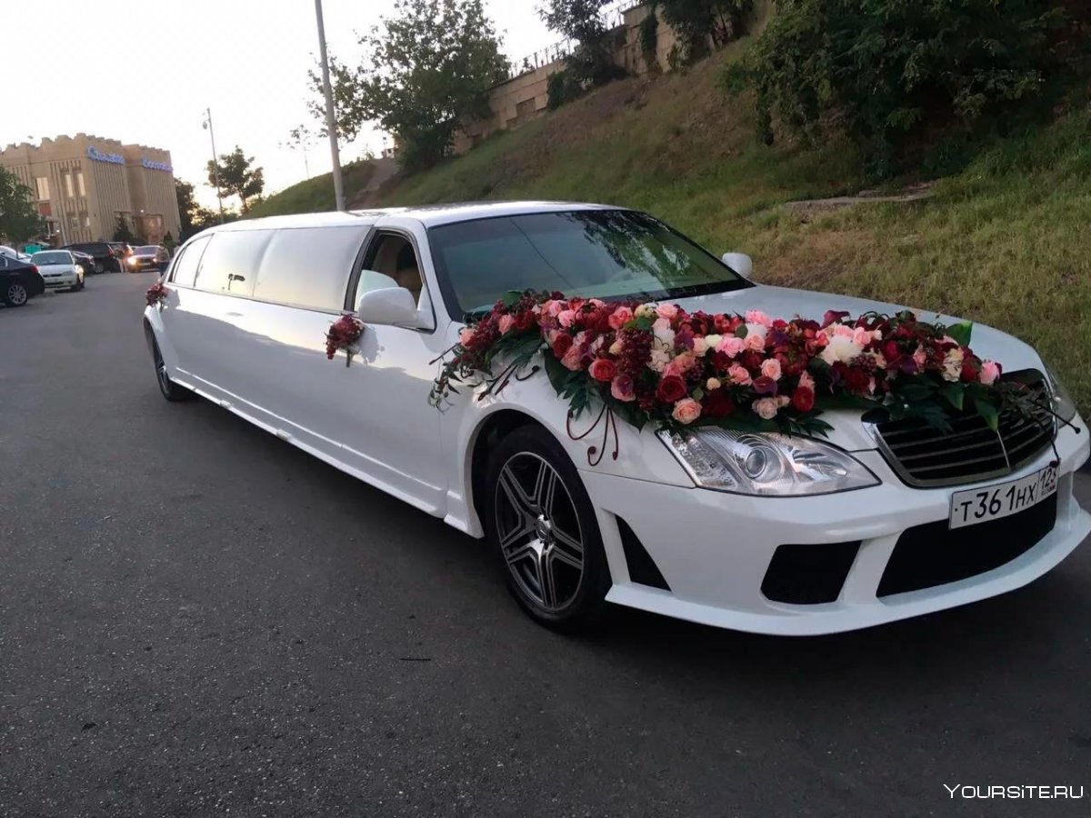 Свадебный лимузин с цветами