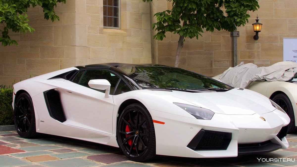Lamborghini Aventador белая
