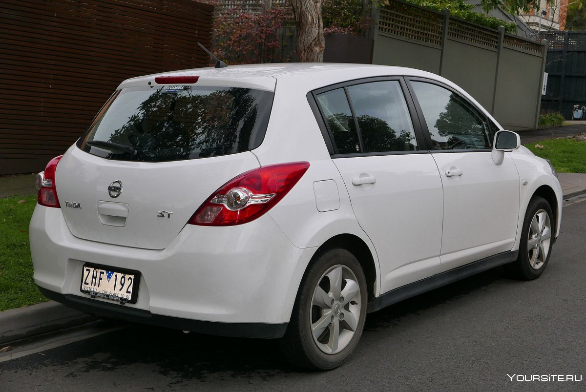 Nissan Tiida 2010 хэтчбек