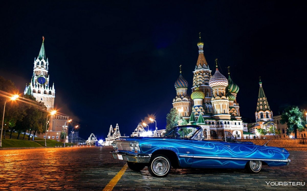 Машина на фоне Кремля
