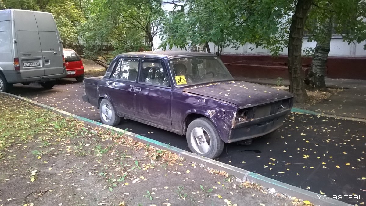 Брошенные машины в Москве во дворах