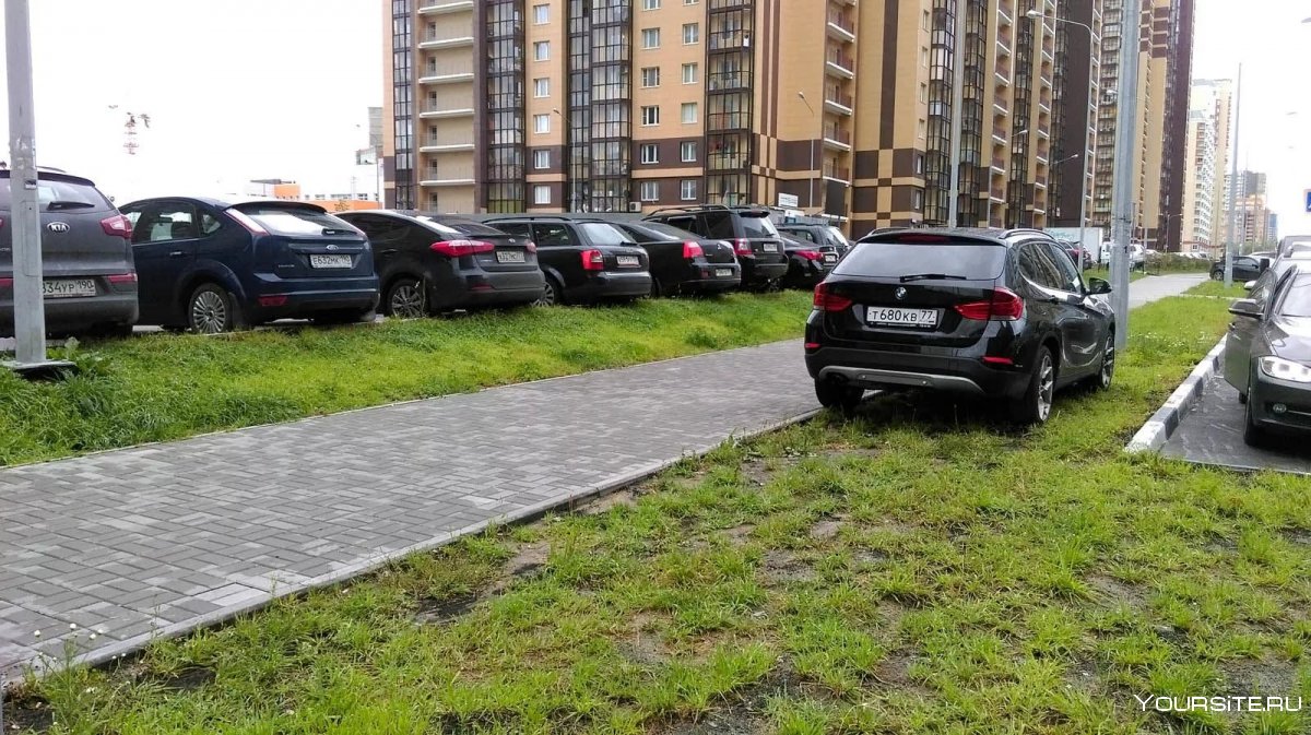 Парковка на газоне в Москве