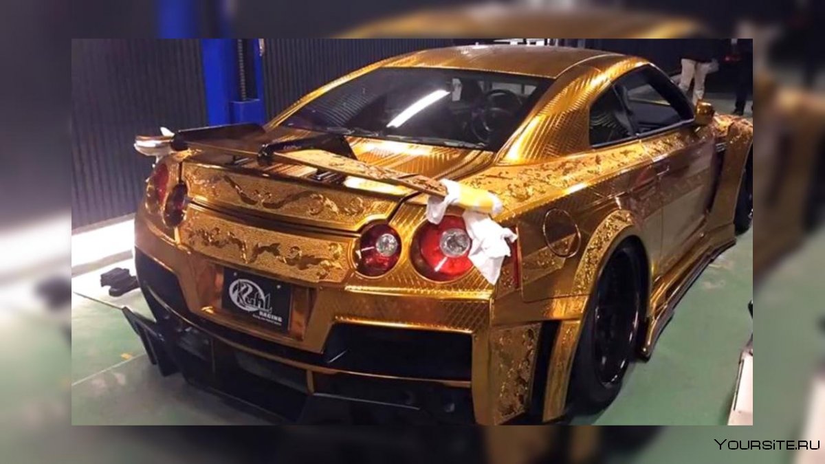 Nissan GTR золотой