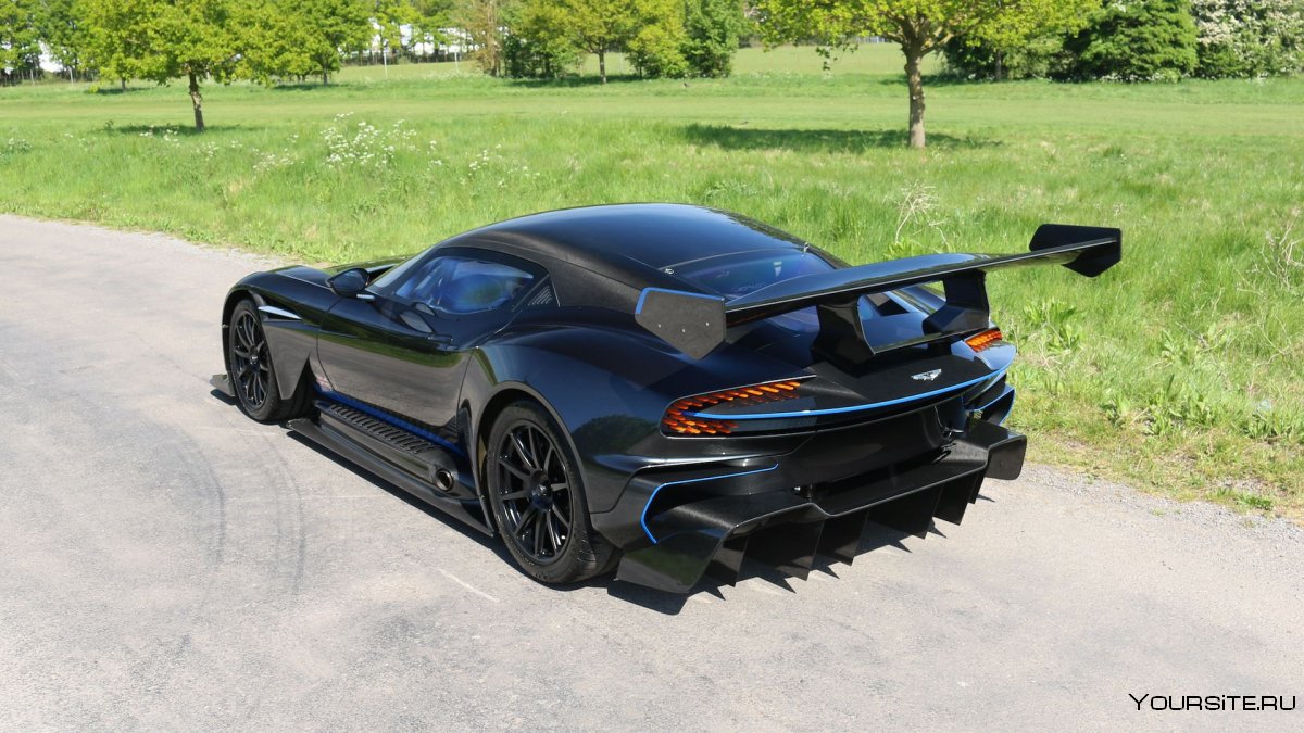Aston Martin Vulcan вид сзади