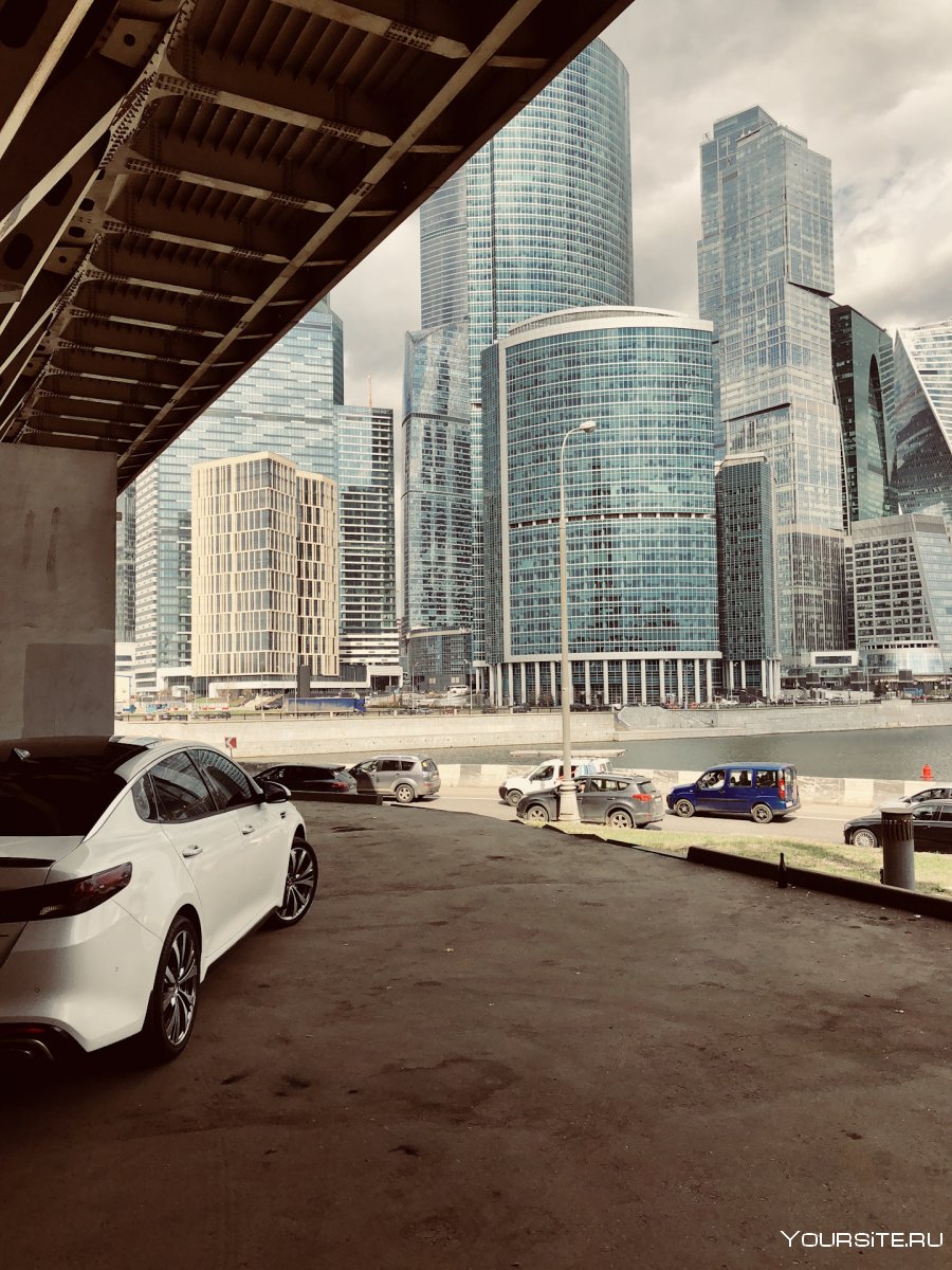 Машина на фоне Москва Сити