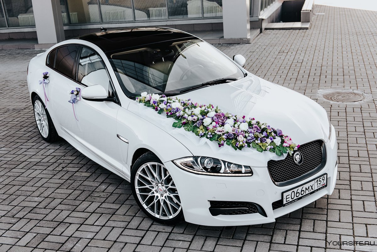 Украшение белой машины на свадьбу