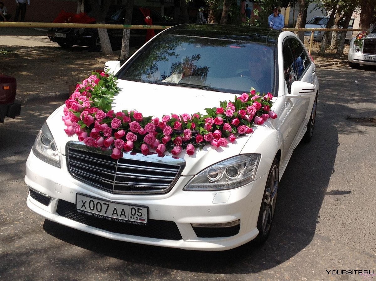 Свадебная машина с цветами