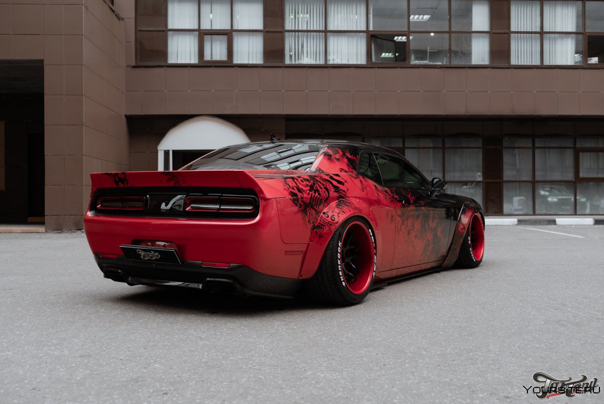Dodge Challenger Hellcat красный