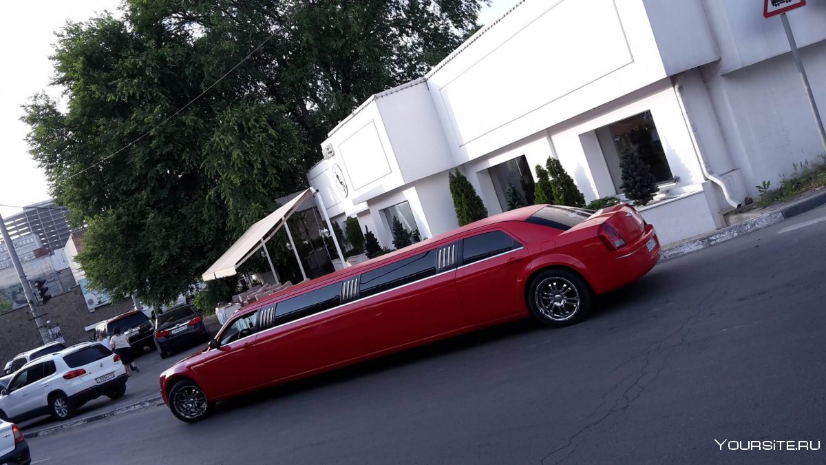 Chrysler 300c красный