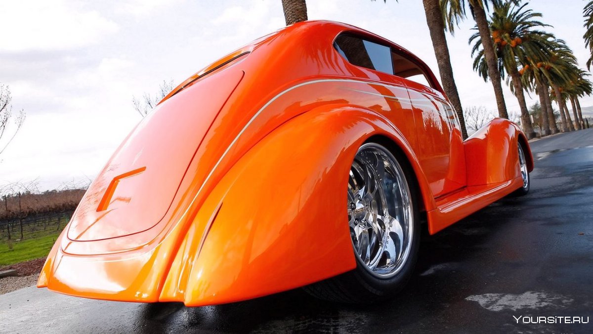 Красивая оранжевая машина