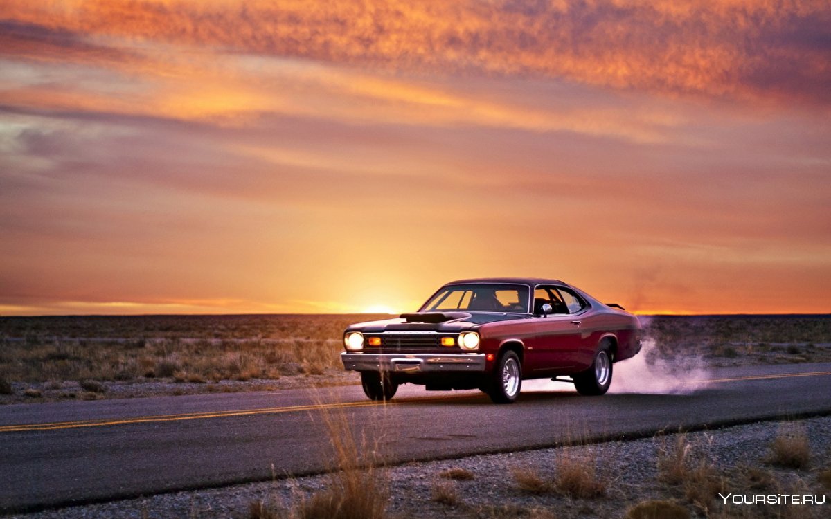 Dodge Challenger на закате