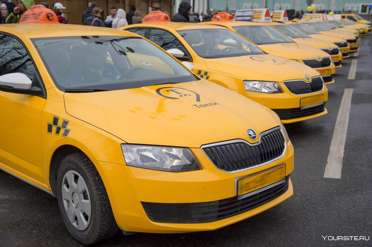 Желтое такси машина Uber