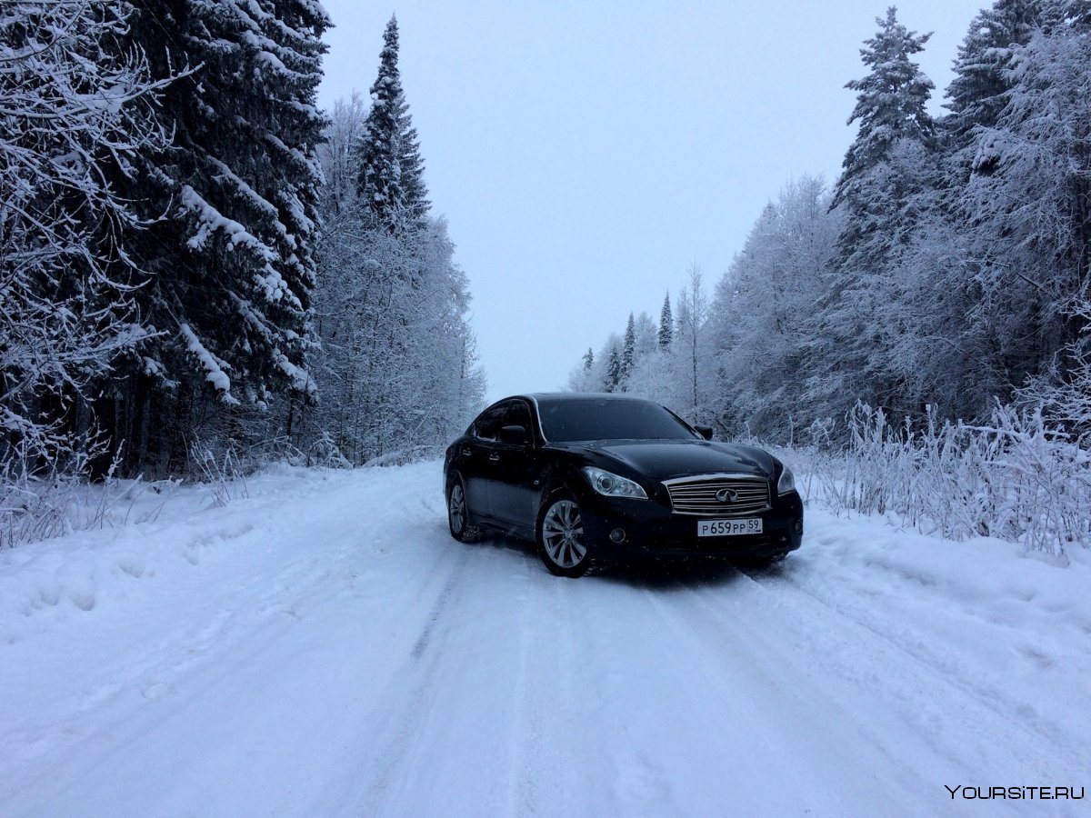 Машина в лесу зимой