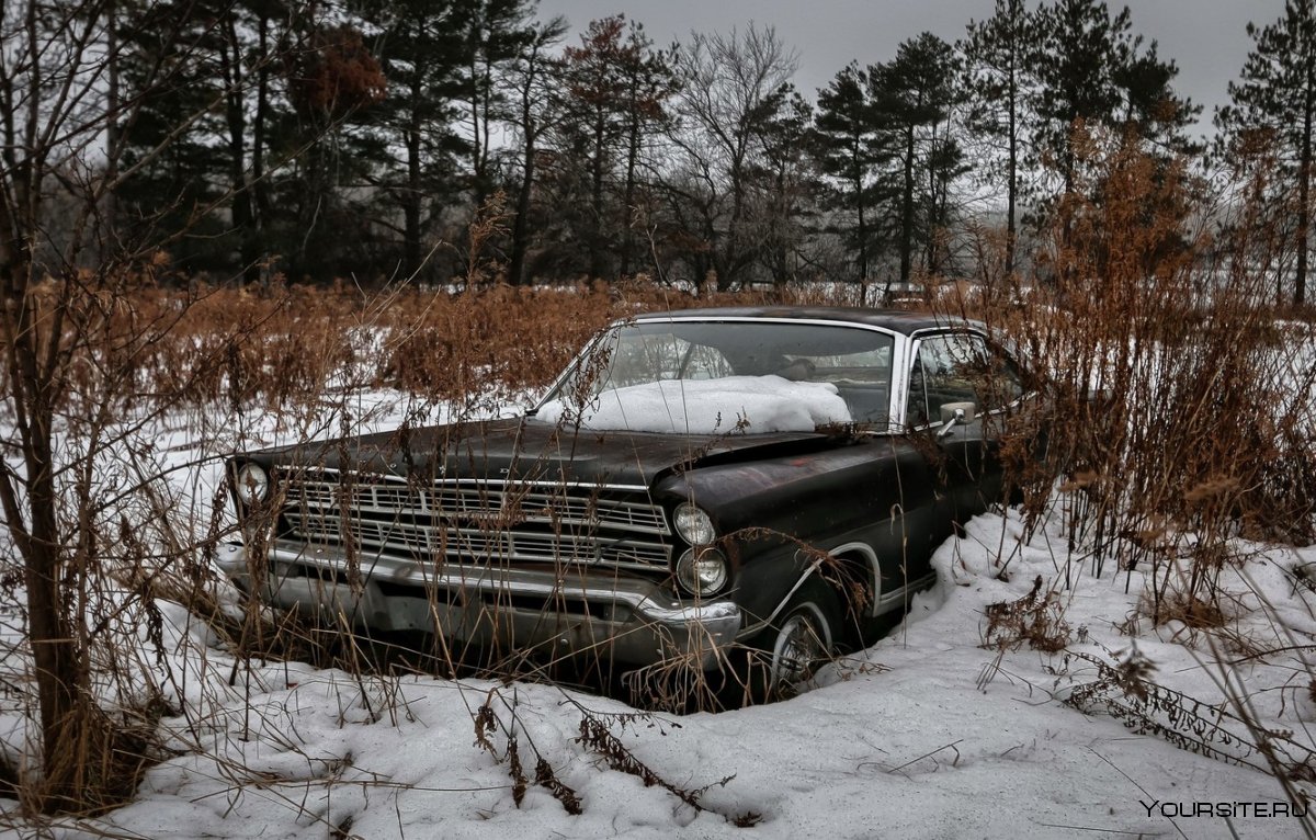 Заброшенная машина в снегу