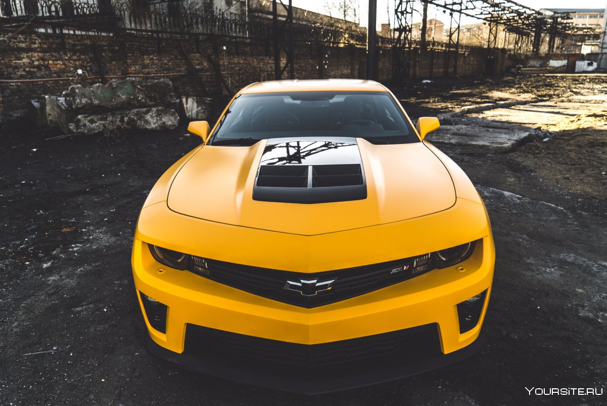 Chevrolet Camaro желтый